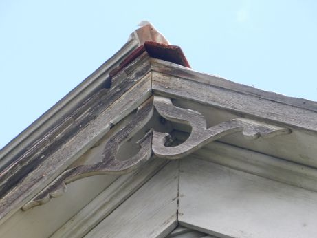 [Picture of eave bracket]